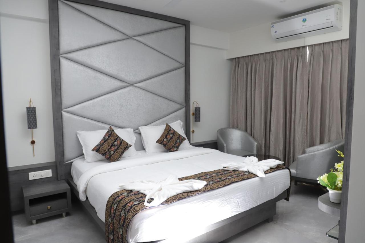 Shikin Hotels Нави Мумбай Екстериор снимка